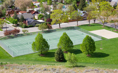 Entretien des courts de tennis en gazon artificiel en automne