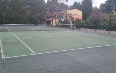 Quels sont les avantages et les inconvénients de rénover un terrain de tennis en gazon synthétique ?