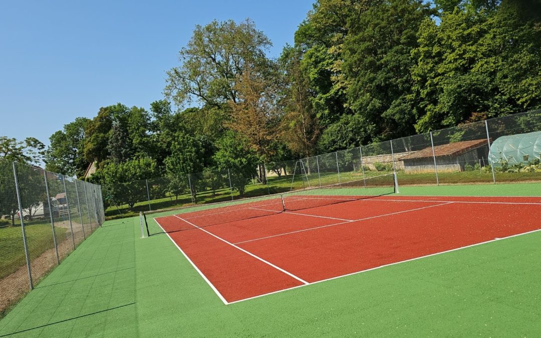 Imaginez une partie de tennis sur un terrain parfait, dans l'emplacement de votre choix. C'est la vision que nous vous proposons de concrétiser avec notre service de construction de terrains de tennis. Que vous ayez besoin d'un court pour un club professionnel, une installation communautaire, ou votre propre jardin privé, notre équipe dévouée est prête à vous fournir un service de qualité inégalée. Chez notre service de construction, nous nous engageons à offrir une conception sur mesure qui répond à vos besoins spécifiques. Grâce à notre expertise acquise au fil des années, nous savons que chaque projet est unique et mérite une attention particulière. C'est pourquoi nous travaillons de manière méthodique pour intégrer toutes les caractéristiques spécifiques dont vous avez besoin dans votre projet. Nous nous efforçons de fournir des terrains de tennis de la plus haute qualité, qui respectent toutes les normes et réglementations internationales. Nos équipes hautement qualifiées ont une excellente compréhension des diverses surfaces de jeu, y compris le gazon, la terre battue, le dur et le synthétique. Nous veillerons à ce que la surface de votre court de tennis soit adaptée à votre style de jeu, à votre environnement et, bien sûr, à votre budget. Nos spécialistes s'occupent de tout, de la planification à la réalisation, en passant par la mise en œuvre des travaux de construction et l'installation d'éclairages, de clôtures et d'autres équipements. Nous prenons également en charge l'entretien de votre terrain, pour vous assurer une durabilité et une performance optimales. Faites de votre rêve une réalité avec notre service de construction de terrains de tennis. Où que vous soyez, quelles que soient vos exigences, nous sommes prêts à vous offrir une solution qui répondra à vos attentes. Contactez-nous dès aujourd'hui pour discuter de votre projet et commencer votre parcours vers la création du terrain de tennis parfait.