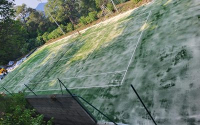 Quelle entreprise recommanderiez-vous pour la construction d’un terrain de tennis à Saint Tropez?