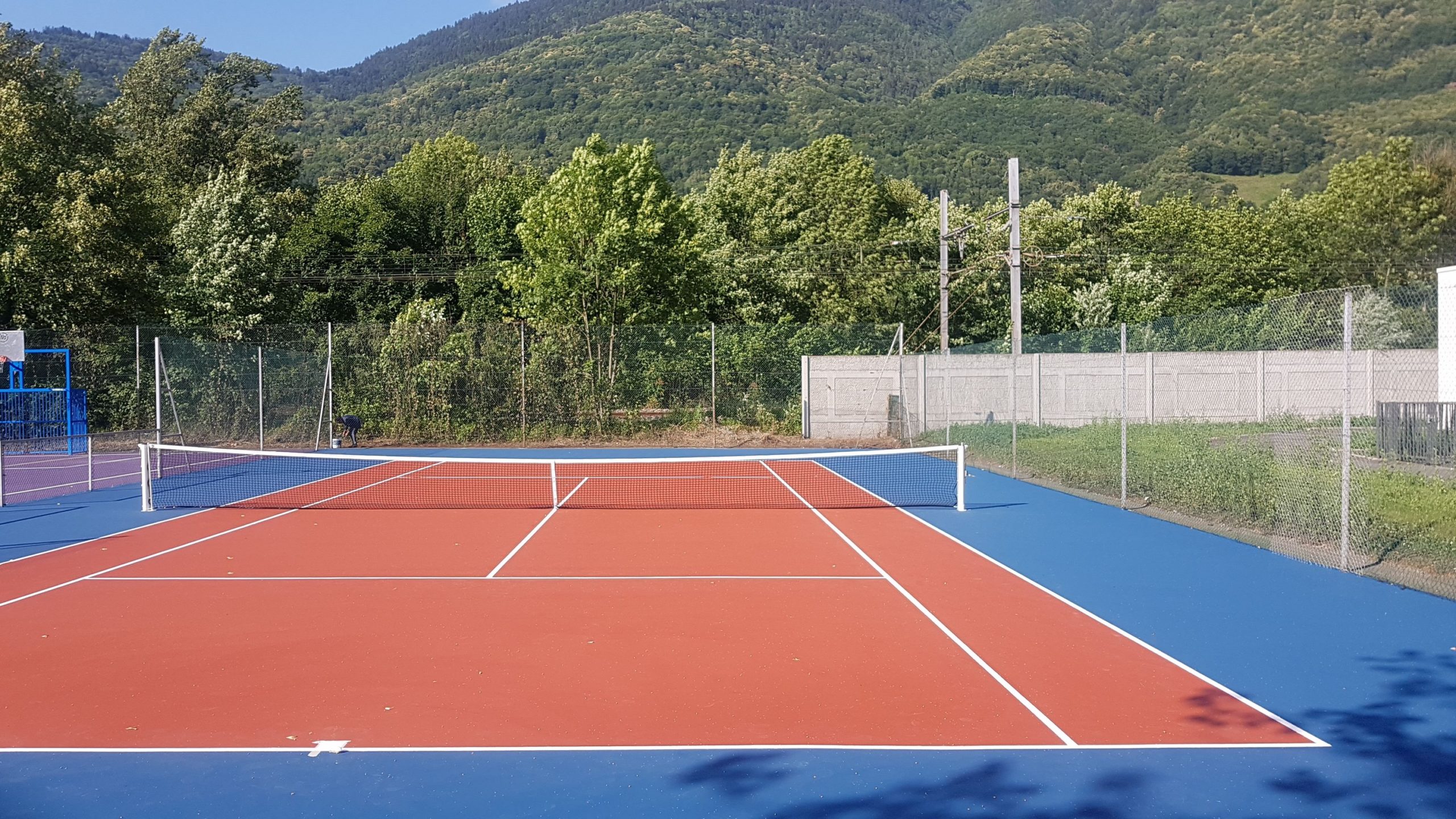 Imaginez une partie de tennis sur un terrain parfait, dans l'emplacement de votre choix. C'est la vision que nous vous proposons de concrétiser avec notre service de construction de terrains de tennis. Que vous ayez besoin d'un court pour un club professionnel, une installation communautaire, ou votre propre jardin privé, notre équipe dévouée est prête à vous fournir un service de qualité inégalée. Chez notre service de construction, nous nous engageons à offrir une conception sur mesure qui répond à vos besoins spécifiques. Grâce à notre expertise acquise au fil des années, nous savons que chaque projet est unique et mérite une attention particulière. C'est pourquoi nous travaillons de manière méthodique pour intégrer toutes les caractéristiques spécifiques dont vous avez besoin dans votre projet. Nous nous efforçons de fournir des terrains de tennis de la plus haute qualité, qui respectent toutes les normes et réglementations internationales. Nos équipes hautement qualifiées ont une excellente compréhension des diverses surfaces de jeu, y compris le gazon, la terre battue, le dur et le synthétique. Nous veillerons à ce que la surface de votre court de tennis soit adaptée à votre style de jeu, à votre environnement et, bien sûr, à votre budget. Nos spécialistes s'occupent de tout, de la planification à la réalisation, en passant par la mise en œuvre des travaux de construction et l'installation d'éclairages, de clôtures et d'autres équipements. Nous prenons également en charge l'entretien de votre terrain, pour vous assurer une durabilité et une performance optimales. Faites de votre rêve une réalité avec notre service de construction de terrains de tennis. Où que vous soyez, quelles que soient vos exigences, nous sommes prêts à vous offrir une solution qui répondra à vos attentes. Contactez-nous dès aujourd'hui pour discuter de votre projet et commencer votre parcours vers la création du terrain de tennis parfait.