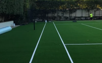 Quels sont les avantages de l&rsquo;utilisation de matériaux recyclés dans la rénovation d&rsquo;un court de tennis en béton poreux ?
