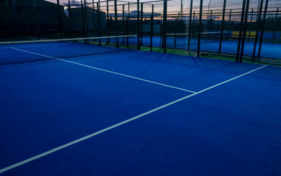 Comment garantir une surface de jeu régulière après la rénovation d&rsquo;un court de tennis en béton poreux