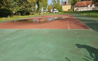 Comment prévenir la formation de flaques d&rsquo;eau sur un court de tennis en béton poreux après une averse ?