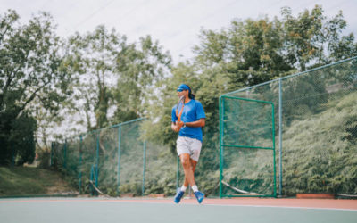 Comment planifiez-vous et installez-vous les systèmes de drainage pour garantir que le court reste utilisable par temps de pluie ?