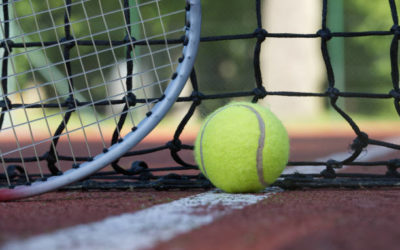 Quels sont les avantages de l’ajout de logos ou de marquages spéciaux sur un court de tennis en béton poreux ?