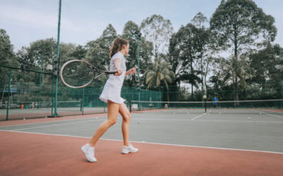 Comment prévenir la formation de flaques d’eau sur un court de tennis en béton poreux après une averse ?