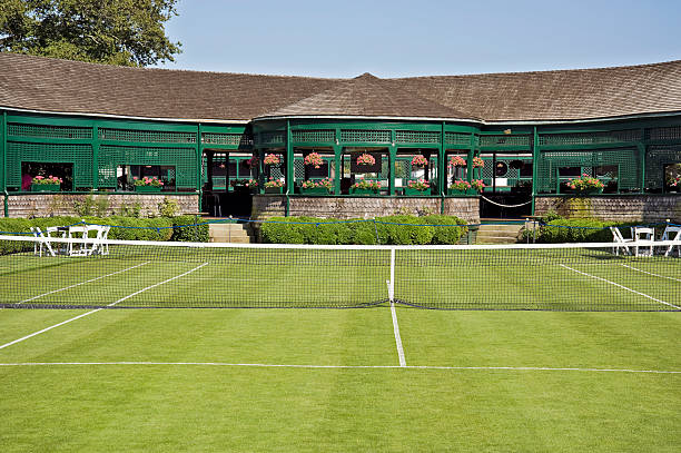 Imaginez une partie de tennis sur un terrain parfait, dans l'emplacement de votre choix. C'est la vision que nous vous proposons de concrétiser avec notre service de construction de terrains de tennis. Que vous ayez besoin d'un court pour un club professionnel, une installation communautaire, ou votre propre jardin privé, notre équipe dévouée est prête à vous fournir un service de qualité inégalée. Chez notre service de construction, nous nous engageons à offrir une conception sur mesure qui répond à vos besoins spécifiques. Grâce à notre expertise acquise au fil des années, nous savons que chaque projet est unique et mérite une attention particulière. C'est pourquoi nous travaillons de manière méthodique pour intégrer toutes les caractéristiques spécifiques dont vous avez besoin dans votre projet. Nous nous efforçons de fournir des terrains de tennis de la plus haute qualité, qui respectent toutes les normes et réglementations internationales. Nos équipes hautement qualifiées ont une excellente compréhension des diverses surfaces de jeu, y compris le gazon, la terre battue, le dur et le synthétique. Nous veillerons à ce que la surface de votre court de tennis soit adaptée à votre style de jeu, à votre environnement et, bien sûr, à votre budget. Nos spécialistes s'occupent de tout, de la planification à la réalisation, en passant par la mise en œuvre des travaux de construction et l'installation d'éclairages, de clôtures et d'autres équipements. Nous prenons également en charge l'entretien de votre terrain, pour vous assurer une durabilité et une performance optimales. Faites de votre rêve une réalité avec notre service de construction de terrains de tennis. Où que vous soyez, quelles que soient vos exigences, nous sommes prêts à vous offrir une solution qui répondra à vos attentes. Contactez-nous dès aujourd'hui pour discuter de votre projet et commencer votre parcours vers la création du terrain de tennis parfait.