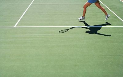 Quelles sont les options pour l&rsquo;installation de cloisons de protection lors de la rénovation d&rsquo;un court de tennis en béton poreux ?