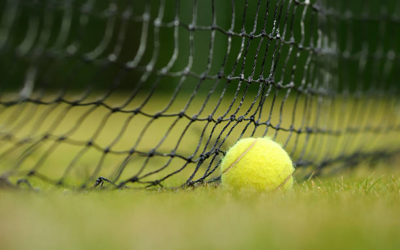 Quels sont les avantages de l’ajout de systèmes d’arrosage automatique lors de la rénovation d’un court de tennis en béton poreux?