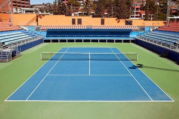 Imaginez une partie de tennis sur un terrain parfait, dans l'emplacement de votre choix. C'est la vision que nous vous proposons de concrétiser avec notre service de construction de terrains de tennis. Que vous ayez besoin d'un court pour un club professionnel, une installation communautaire, ou votre propre jardin privé, notre équipe dévouée est prête à vous fournir un service de qualité inégalée. Chez notre service de construction, nous nous engageons à offrir une conception sur mesure qui répond à vos besoins spécifiques. Grâce à notre expertise acquise au fil des années, nous savons que chaque projet est unique et mérite une attention particulière. C'est pourquoi nous travaillons de manière méthodique pour intégrer toutes les caractéristiques spécifiques dont vous avez besoin dans votre projet. Nous nous efforçons de fournir des terrains de tennis de la plus haute qualité, qui respectent toutes les normes et réglementations internationales. Nos équipes hautement qualifiées ont une excellente compréhension des diverses surfaces de jeu, y compris le gazon, la terre battue, le dur et le synthétique. Nous veillerons à ce que la surface de votre court de tennis soit adaptée à votre style de jeu, à votre environnement et, bien sûr, à votre budget. Nos spécialistes s'occupent de tout, de la planification à la réalisation, en passant par la mise en œuvre des travaux de construction et l'installation d'éclairages, de clôtures et d'autres équipements. Nous prenons également en charge l'entretien de votre terrain, pour vous assurer une durabilité et une performance optimales. Faites de votre rêve une réalité avec notre service de construction de terrains de tennis. Où que vous soyez, quelles que soient vos exigences, nous sommes prêts à vous offrir une solution qui répondra à vos attentes. Contactez-nous dès aujourd'hui pour discuter de votre projet et commencer votre parcours vers la création du terrain de tennis parfait.