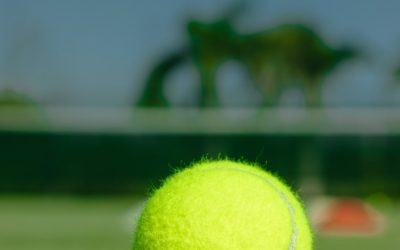 Comment garantir une surface de jeu suffisamment rapide après la rénovation d’un court de tennis en béton poreux