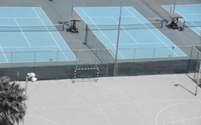 Évaluation de l’état d’un court de tennis avant la rénovation