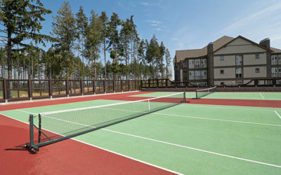 Pourquoi la consultation avec les experts locaux est-elle essentielle lors de la planification et de la construction de courts de tennis en béton poreux ?