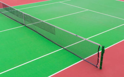 Comment la maintenance d’un court de tennis en béton poreux à Mougins diffère-t-elle des autres types de surfaces ?