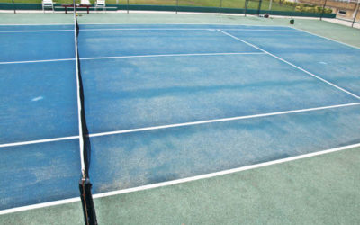 Pourquoi est-il avantageux de faire appel à un professionnel local pour la rénovation de courts de tennis à Mougins ?