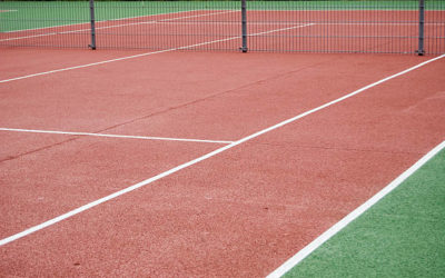 Comment choisir l’orientation du court pour une expérience de jeu optimale à Antibes ?