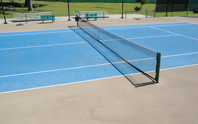 Comment un constructeur de courts de tennis à Valbonne peut-il aider les clients à choisir le meilleur type de gazon synthétique en fonction de leurs préférences de jeu ?