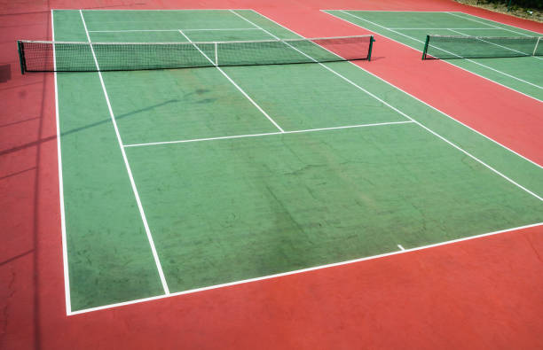 La construction du court de tennis à Opio répond à un besoin croissant au sein de la communauté locale, offrant un lieu de rendez-vous pour les passionnés du sport.