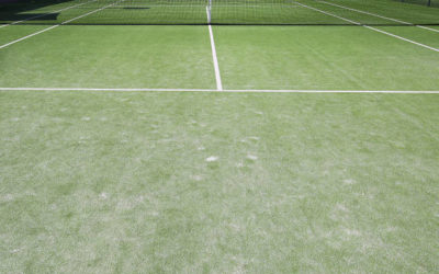 Comment le climat de Menton affecte-t-il la durabilité et la jouabilité d’un court de tennis en gazon synthétique ?