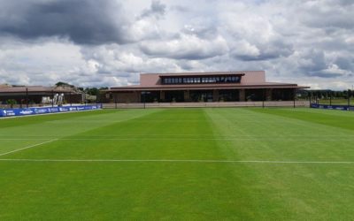 Comment gérez-vous les variations climatiques de Paris lors de la rénovation d’un court de tennis ?
