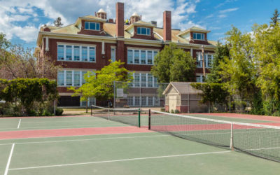 Comment Traiter les Problèmes d’Écoulement d’Eau sur un Court de Tennis en Rénovation