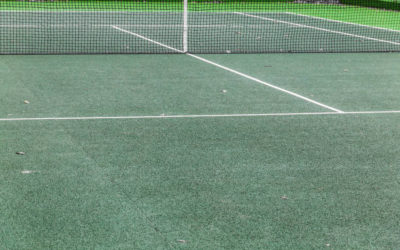 Comment gérer les problèmes courants comme les fissures ou l’usure de la surface des courts de tennis à Mougins ?