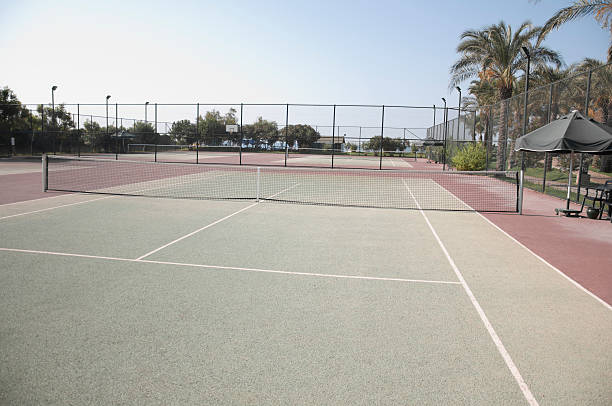 Imaginez une partie de tennis sur un terrain parfait, dans l'emplacement de votre choix. C'est la vision que nous vous proposons de concrétiser avec notre service de construction de terrains de tennis. Que vous ayez besoin d'un court pour un club professionnel, une installation communautaire, ou votre propre jardin privé, notre équipe dévouée est prête à vous fournir un service de qualité inégalée. Chez notre service de construction, nous nous engageons à offrir une conception sur mesure qui répond à vos besoins spécifiques. Grâce à notre expertise acquise au fil des années, nous savons que chaque projet est unique et mérite une attention particulière. C'est pourquoi nous travaillons de manière méthodique pour intégrer toutes les caractéristiques spécifiques dont vous avez besoin dans votre projet. Nous nous efforçons de fournir des terrains de tennis de la plus haute qualité, qui respectent toutes les normes et réglementations internationales. Nos équipes hautement qualifiées ont une excellente compréhension des diverses surfaces de jeu, y compris le gazon, la terre battue, le dur et le synthétique. Nous veillerons à ce que la surface de votre court de tennis soit adaptée à votre style de jeu, à votre environnement et, bien sûr, à votre budget. Nos spécialistes s'occupent de tout, de la planification à la réalisation, en passant par la mise en œuvre des travaux de construction et l'installation d'éclairages, de clôtures et d'autres équipements. Nous prenons également en charge l'entretien de votre terrain, pour vous assurer une durabilité et une performance optimales. Faites de votre rêve une réalité avec notre service de construction de terrains de tennis. Où que vous soyez, quelles que soient vos exigences, nous sommes prêts à vous offrir une solution qui répondra à vos attentes. Contactez-nous dès aujourd'hui pour discuter de votre projet et commencer votre parcours vers la création du terrain de tennis parfait.