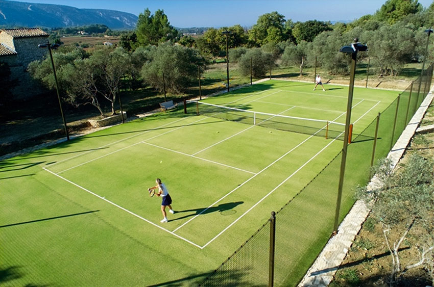 Imaginez une partie de tennis sur un terrain parfait, dans l'emplacement de votre choix. C'est la vision que nous vous proposons de concrétiser avec notre service de construction de terrains de tennis. Que vous ayez besoin d'un court pour un club professionnel, une installation communautaire, ou votre propre jardin privé, notre équipe dévouée est prête à vous fournir un service de qualité inégalée. Chez notre service de construction, nous nous engageons à offrir une conception sur mesure qui répond à vos besoins spécifiques. Grâce à notre expertise acquise au fil des années, nous savons que chaque projet est unique et mérite une attention particulière. C'est pourquoi nous travaillons de manière méthodique pour intégrer toutes les caractéristiques spécifiques dont vous avez besoin dans votre projet. Nous nous efforçons de fournir des terrains de tennis de la plus haute qualité, qui respectent toutes les normes et réglementations internationales. Nos équipes hautement qualifiées ont une excellente compréhension des diverses surfaces de jeu, y compris le gazon, la terre battue, le dur et le synthétique. Nous veillerons à ce que la surface de votre court de tennis soit adaptée à votre style de jeu, à votre environnement et, bien sûr, à votre budget. Nos spécialistes s'occupent de tout, de la planification à la réalisation, en passant par la mise en œuvre des travaux de construction et l'installation d'éclairages, de clôtures et d'autres équipements. Nous prenons également en charge l'entretien de votre terrain, pour vous assurer une durabilité et une performance optimales. Faites de votre rêve une réalité avec notre service de construction de terrains de tennis. Où que vous soyez, quelles que soient vos exigences, nous sommes prêts à vous offrir une solution qui répondra à vos attentes. Contactez-nous dès aujourd'hui pour discuter de votre projet et commencer votre parcours vers la création du terrain de tennis parfait.