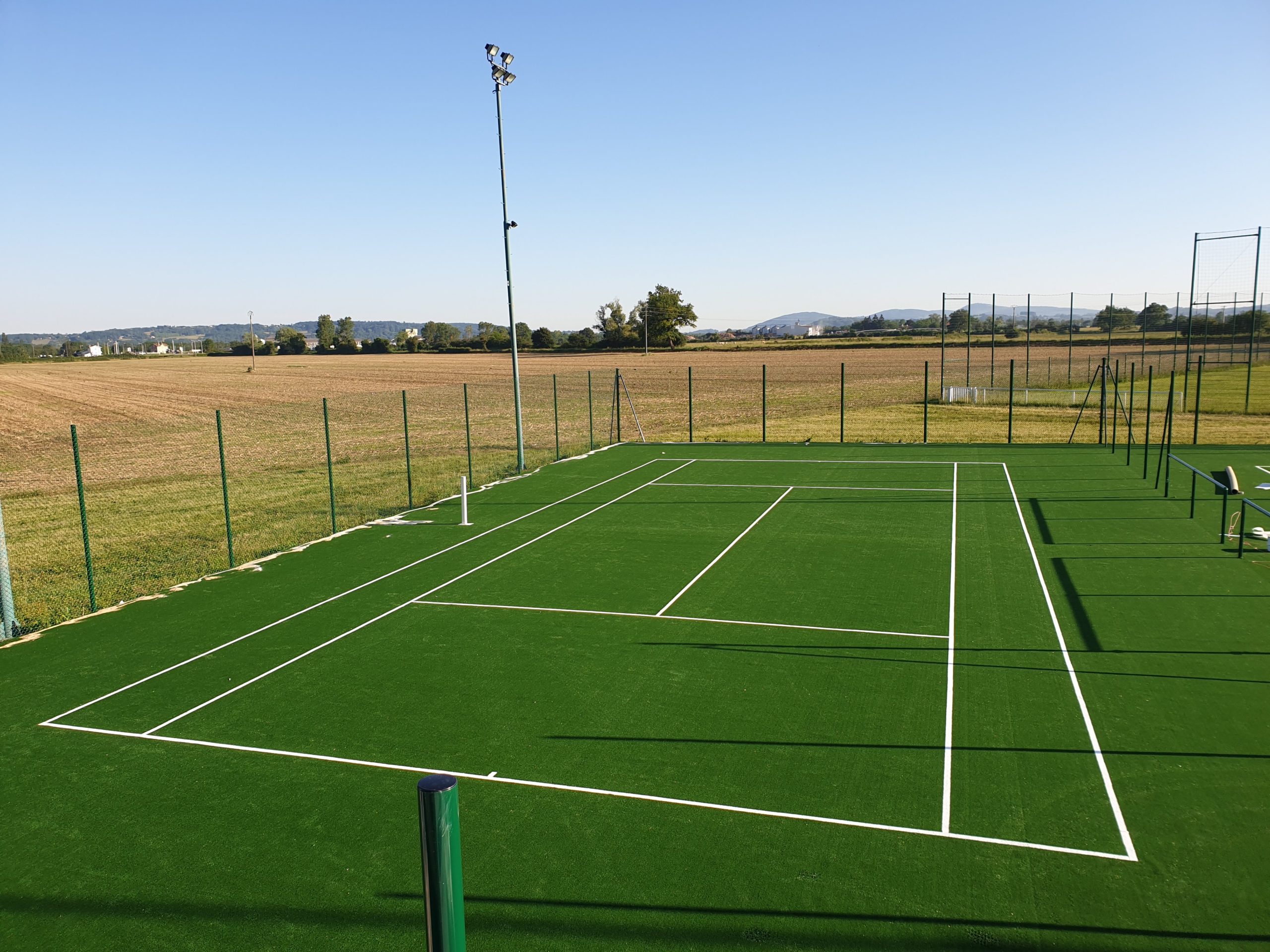 Imaginez une partie de tennis sur un terrain parfait, dans l'emplacement de votre choix. C'est la vision que nous vous proposons de concrétiser avec notre service de construction de terrains de tennis. Que vous ayez besoin d'un court pour un club professionnel, une installation communautaire, ou votre propre jardin privé, notre équipe dévouée est prête à vous fournir un service de qualité inégalée. Chez notre service de construction, nous nous engageons à offrir une conception sur mesure qui répond à vos besoins spécifiques. Grâce à notre expertise acquise au fil des années, nous savons que chaque projet est unique et mérite une attention particulière. C'est pourquoi nous travaillons de manière méthodique pour intégrer toutes les caractéristiques spécifiques dont vous avez besoin dans votre projet. Nous nous efforçons de fournir des terrains de tennis de la plus haute qualité, qui respectent toutes les normes et réglementations internationales. Nos équipes hautement qualifiées ont une excellente compréhension des diverses surfaces de jeu, y compris le gazon, la terre battue, le dur et le synthétique. Nous veillerons à ce que la surface de votre court de tennis soit adaptée à votre style de jeu, à votre environnement et, bien sûr, à votre budget. Nos spécialistes s'occupent de tout, de la planification à la réalisation, en passant par la mise en œuvre des travaux de construction et l'installation d'éclairages, de clôtures et d'autres équipements. Nous prenons également en charge l'entretien de votre terrain, pour vous assurer une durabilité et une performance optimales. Faites de votre rêve une réalité avec notre service de construction de terrains de tennis. Où que vous soyez, quelles que soient vos exigences, nous sommes prêts à vous offrir une solution qui répondra à vos attentes. Contactez-nous dès aujourd'hui pour discuter de votre projet et commencer votre parcours vers la création du terrain de tennis parfait.