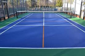 Comment Service Tennis intègre-t-il des solutions de drainage durable dans la construction de courts de tennis à Mougins ?