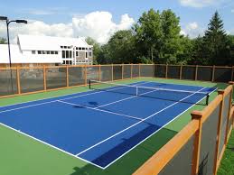 Comment Service Tennis intègre-t-il des fonctionnalités pour les joueurs handicapés dans ses courts de tennis à Mougins ?