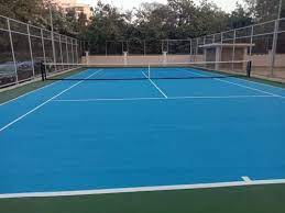 Comment Service Tennis utilise-t-il des matériaux innovants pour réduire le bruit dans ses courts de tennis couverts à Mougins ?