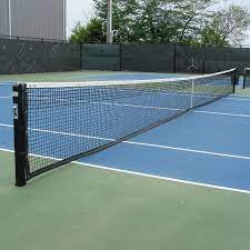 Pourquoi la réduction du bruit est-elle importante dans les courts de tennis couverts construits par Service Tennis à Mougins ?
