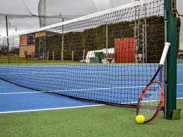 Comment Service Tennis intègre-t-il des espaces pour les entraîneurs et les équipes techniques dans ses projets de courts de tennis à Mougins ?