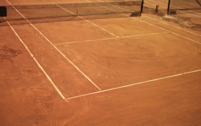Pourquoi les entraîneurs de tennis recommandent-ils souvent la terre battue à Nice pour l&rsquo;entraînement?