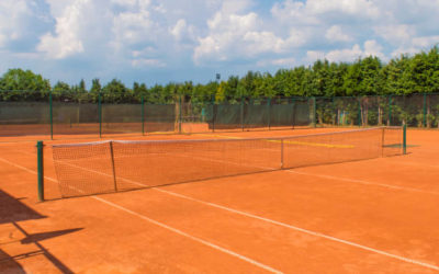 Pourquoi les Joueurs de Tennis Choisissent-ils Souvent de s&rsquo;Entraîner sur des Courts en Terre Battue à Nice ?