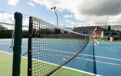 Pourquoi Service Tennis est-il reconnu pour son intégration paysagère des courts de tennis à Mougins ?