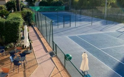Pourquoi les courts de tennis de Service Tennis à Cannes sont-ils recommandés pour leur excellente visibilité de jeu ?
