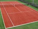 Les courts de tennis à Nice, en raison de leur exposition aux éléments, sont soumis à des conditions météorologiques changeantes.