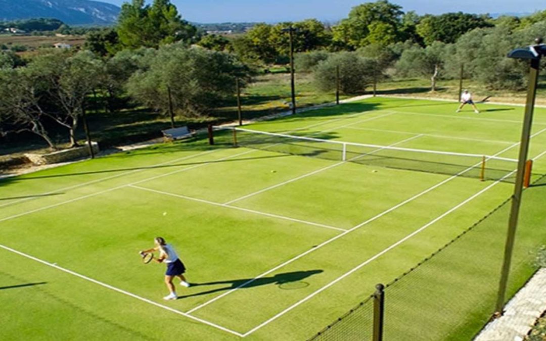 Service Tennis, en tant que constructeur de courts de tennis à Nice de renom, se distingue par sa capacité à personnaliser chaque projet
