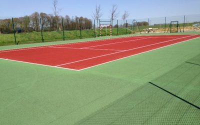 Comment Service Tennis gère-t-il les contraintes spécifiques de terrain lors de la construction de courts de tennis à Mougins?