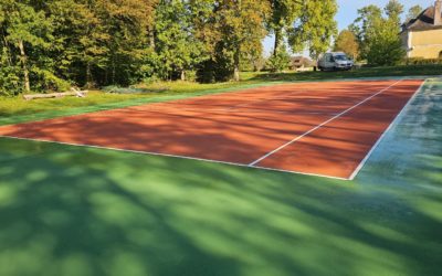 Pourquoi Service Tennis est-il recommandé pour la construction de courts de tennis à Mougins dans les zones urbaines ?