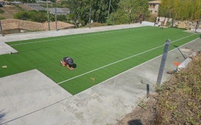Comment Service Tennis gère-t-il les contraintes de terrain lors de la construction de courts de tennis à Mougins ?