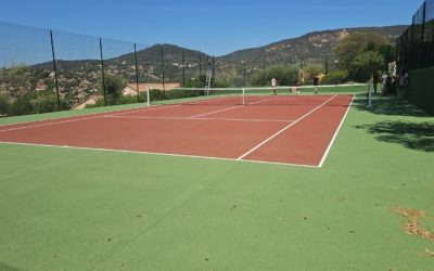 Comment Service Tennis assure-t-il la conformité aux normes de sécurité lors de la construction de courts de tennis à Mougins ?