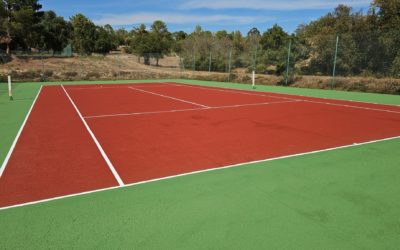 Pourquoi les courts de tennis construits par Service Tennis à Mougins sont-ils adaptés aux conditions climatiques locales ?