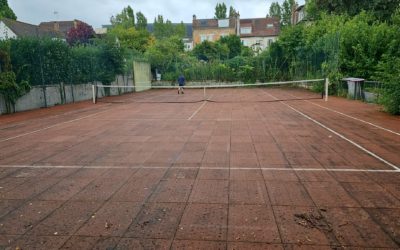 Comment Service Tennis intègre-t-il les feedbacks des clients dans l’amélioration continue de ses constructions de courts de tennis à Mougins ?
