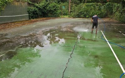 Comment Service Tennis intègre-t-il des fonctionnalités de sécurité modernes dans ses courts de tennis à Mougins ?