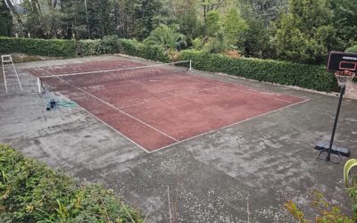 Comment Service Tennis gère-t-il les contraintes environnementales lors de la construction de courts de tennis à Mougins ?