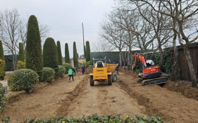 Comment Service Tennis implique-t-il les communautés locales dans ses projets de construction de courts de tennis à Mougins ?